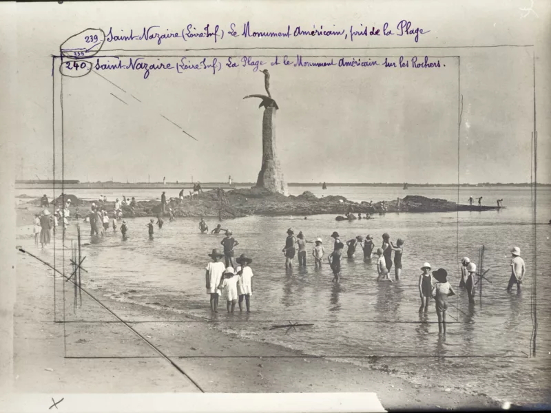 Tirage photographique de la plage de baigneurs devant le monument américain sur la plage du Grand Traict à Saint-Nazaire, annoté par François Chapeau