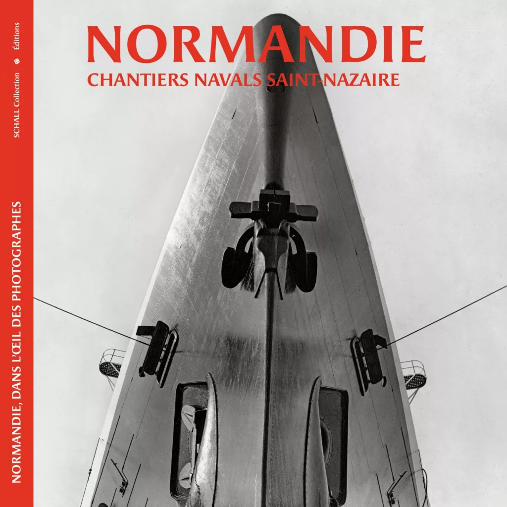 Couverture du catalogue de l'exposition Normandie, dans l'œil des photographes, représentant la proue du paquebot Normandie photographiée en contre-plongée.
