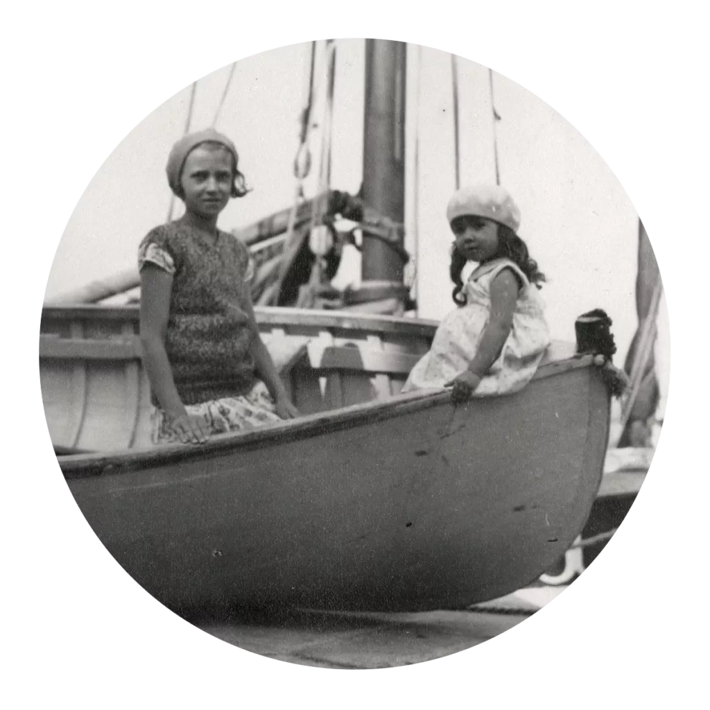 NUM 7925_enfants_fillettes_barque